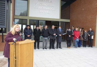 Inauguran colegio y entregan netbooks en Gobernador Duval