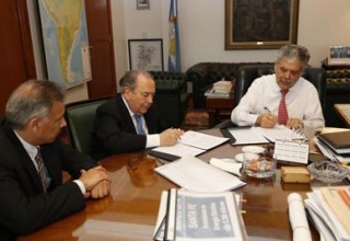 Continúa el subsidio al gas y Jorge firmó acuerdo para mantener tarifa de electricidad por un año