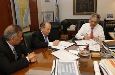 Continúa el subsidio al gas y Jorge firmó acuerdo para mantener tarifa de electricidad por un año