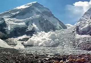 Ascienden a 12 los muertos por una avalancha en el Everest