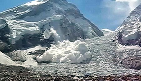 Ascienden a 12 los muertos por una avalancha en el Everest