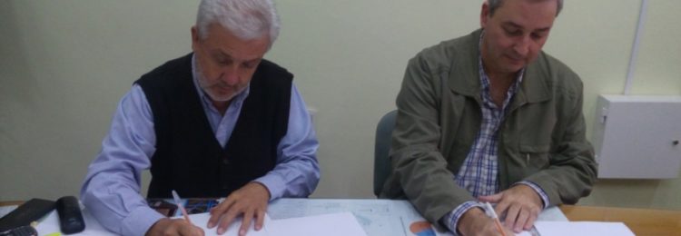 APA firma convenio con Municipalidad de Eduardo Castex para mejora de servicios La firma de convenio será para la construcción de 4000 metros de cordón cuneta.   En el marco del Programa Provincial de Agua y Saneamiento PROPAYS, el Intendente de Eduardo Castex, Darío Balsa, junto al administrador de APA, Julio Rojo, firmaron un importante convenio para la construcción de 4000 metros de cordón cuneta para la localidad. El monto de contrato asciende a la suma de $1.840.524, tiene un plazo de ejecución de 180 días de corridos.  En el marco de una política de descentralización planteada por el Gobierno, y con el objetivo de mejorar los servicios existentes con trabajos que requieren baja inversión, el APA implementó este Programa, que constituye una herramienta eficaz, de bajo costo y ejecución controlada.  “En este sentido, podemos decir, es descentralizado porque permite la generación de mano de obra y la adquisición de diversos materiales en cada localidad, y porque la dirección y ejecución de la obra, son responsabilidad de cada Ente Prestador, lo que garantiza un mayor compromiso con la calidad final de la obra”, afirmó Rojo.