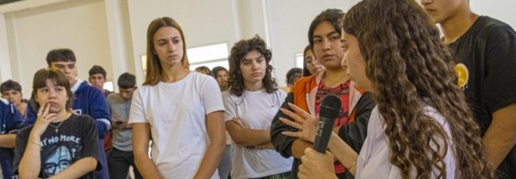 Jóvenes en encuentro sobre participación y organización estudiantil en la escuela secundaria