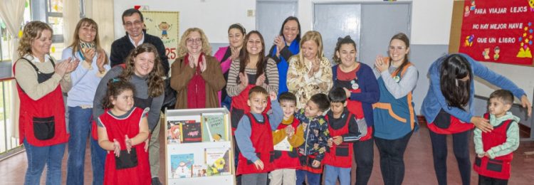 Entregaron bibliotecas y cambiadores en jardines de infantes