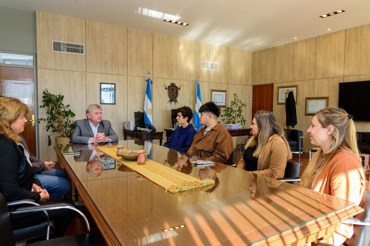 Ziliotto con los alumnos pampeanos que ganaron la Copa Climática Argentina 2024