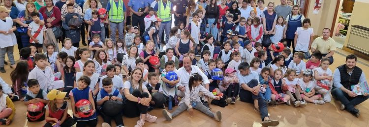 Fomentando la seguridad vial en Lonquimay con entrega de cascos a niñas y niños