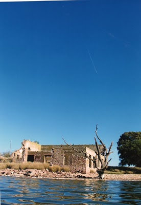 Edificaciones añejas en la isla de Puán