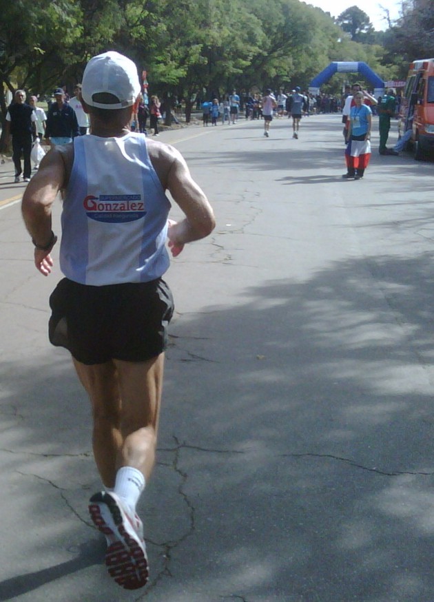 Ezequiel Mendoza a punto de llegar a la meta en la Internacional Mendoza 2012