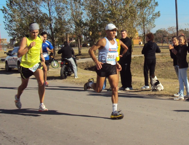 Ezequiel Mendoza corriendo la Barlovento 2012