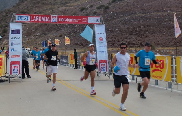 Ezequiel Mendoza, llegando a la meta, ya recorridos 21 k